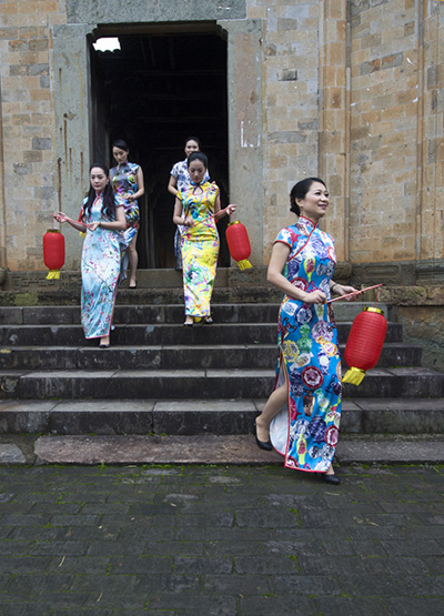 浙江20余名女干部著旗袍走秀宣傳古村旅游