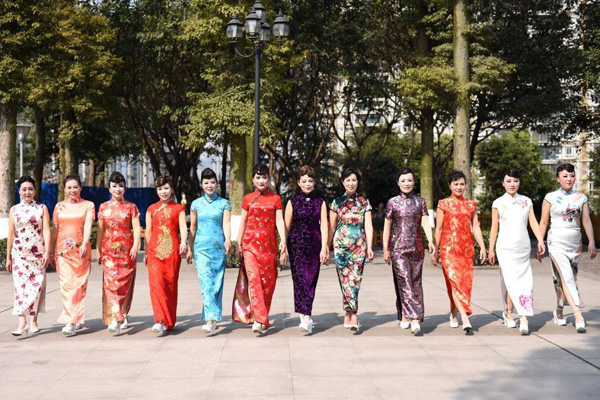 重慶6旬婆婆自制旗袍 公園里走秀爭艷