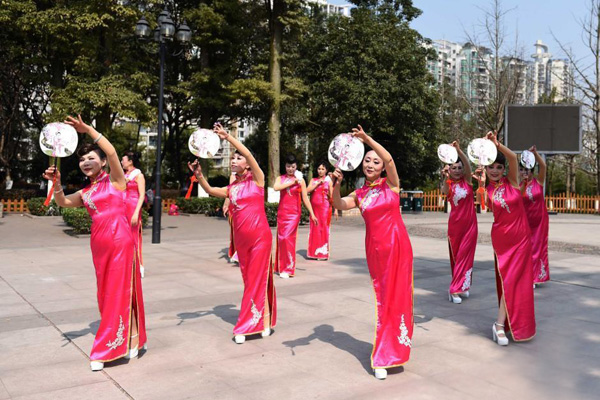 重慶6旬婆婆自制旗袍 公園里走秀爭艷