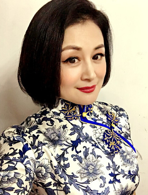 謝大腳穿旗袍女人味十足