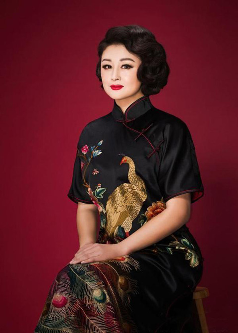 謝大腳穿旗袍女人味十足