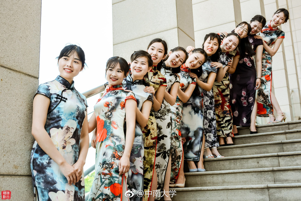 又是一年畢業(yè)季 中南大學(xué)旗袍畢業(yè)照走紅網(wǎng)絡(luò)