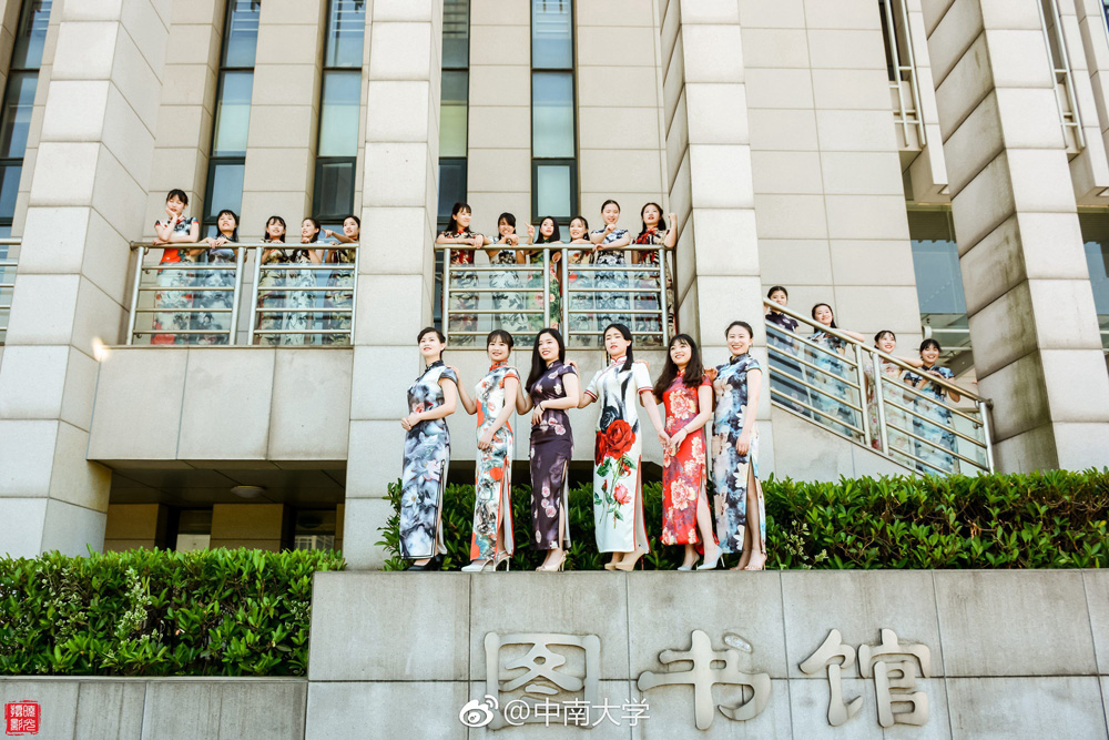 又是一年畢業(yè)季 中南大學(xué)旗袍畢業(yè)照走紅網(wǎng)絡(luò)
