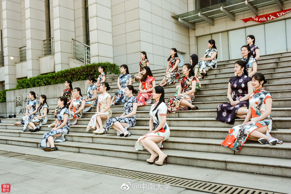 又是一年畢業(yè)季 中南大學(xué)旗袍畢業(yè)照走紅網(wǎng)絡(luò)