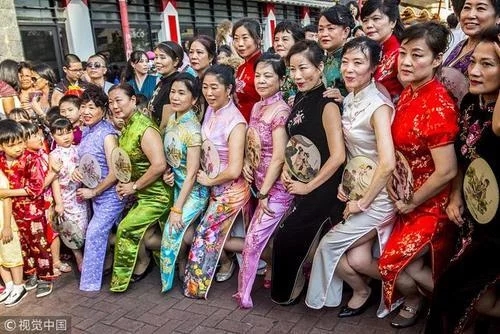 百名華人在圣保羅參加“旗袍快閃”活動