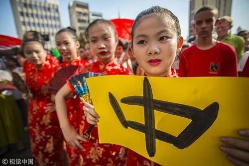 百名華人在圣保羅參加“旗袍快閃”活動