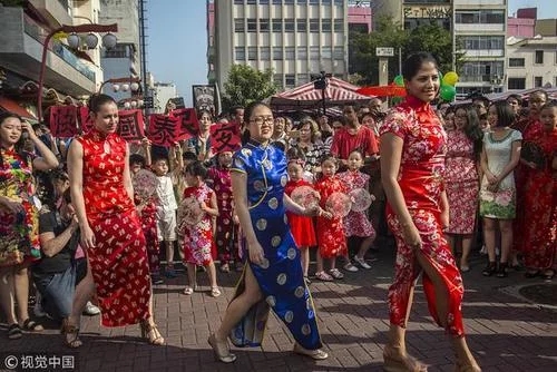 百名華人在圣保羅參加“旗袍快閃”活動